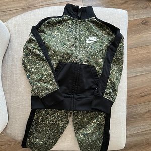 NIKE 2 piece toddler 2T outfit. Zip up jacket with sweatpants.